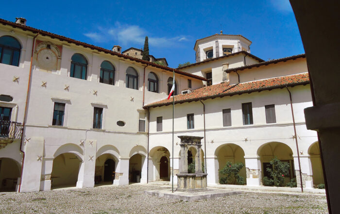 Cortile dell'ex monastero di santa chiara in gagliano aterno - il cammino di san francesco